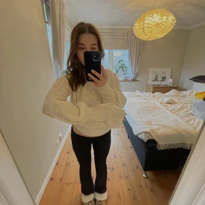 Stickad tröja  - Jätte mysig och trendig stickad tröja med lite längre muddar! Super fint mönster och färg🤗