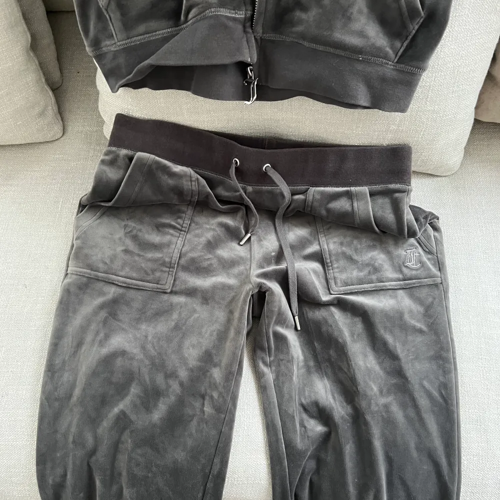 Set från Juicy Couture i grå färg som är använt väldigt få gånger. Det är storlek M i både byxorna och tröjan. Övrigt.