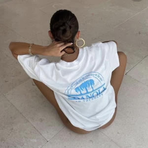 ADANOLA TSHIRT - Säljer denna T-shirten från Hanna Schönbergs kollektion tillsammans med ADANOLA. Oversized i modellen och endast använd en gång!