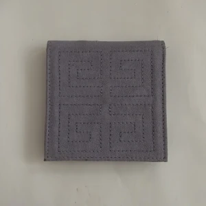 Givenchy plånbok  - Givenchy plånbok i dunder skick. Den är äkta