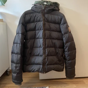 Scotch & Soda jacka - Olivgrön jacka från Scotch & Soda. Använd men i mycket gott skick, inga defekter eller fläckar