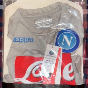 Napoli fjärdeställ säsongen 16/17 storlek S/M - Fotbollströja för klubben Napoli. Helt oanvänd kvar i påsen med alla tags. 