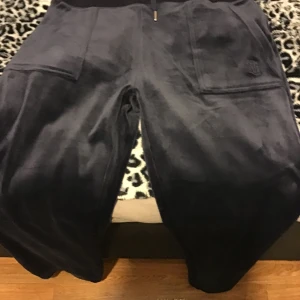 Juicy Couture byxor strl M, Färg: Midnight blue (marinblå) - Byxorna är i storlek M och passar bra i längden för mig som är 164. Plagget är använt 2-3 gånger och är i väldigt bra skick. Bilderna ovan är inte så jättetydliga så vill man ha lite tydligare foton på plagget kan man komma privat.