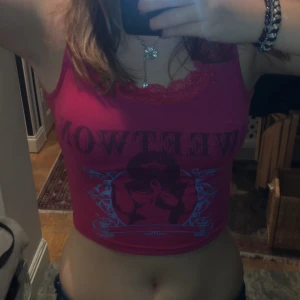 Rosa tank top - Y2k stil tank från aliexpress🥰 Använd typ 3 gånger. Storlek S. Minns inte priset men gissar runt 80 kr. Frakt står på köparen😘