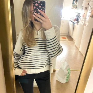 Stickad tröja - Säljer denna sjukt snygga stickade tröja ifrån mango. Tröjan är inprincip helt ny. Är använd en gång så den är som från butik. Köpte tröjan för 400/500kr. Den är så sjukt fin men kommer inte till användning då jag har så många andra 💖