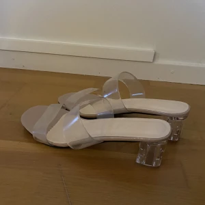 Genomskinlig klacksko - Endast testade inomhus. Pris exl. Frakt. Betalning innan leverans. 