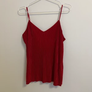 Röd topp, plisserad - Som ny, endast använd en gång. Jättefin röd och plisserat linne. 