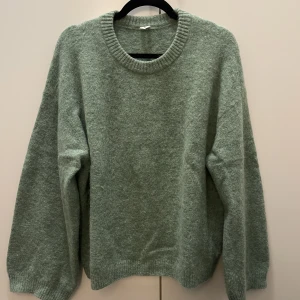 Stickad tröja från Arket - Nästintill oanvänd stickad tröja från Arket i storlek small. Ull/alpacka-blandning.