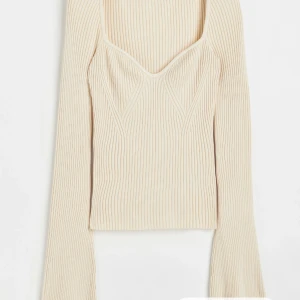 Tröja från h&m - Helt slutsåld ribbad topp från h&m med utsvängd arm nertill, finns inte längre på h&m hemsida. 
