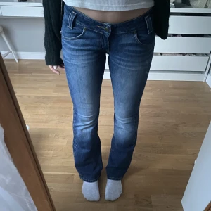 Low waist jeans - Så snygga lee jeans som är perfekta i längd på mig som är 161/162. Midjemått 37 cm och innerbensmått 72 cm. W28L31 enligt lapp. I jättefintskick. 350kr + 69kr frakt.