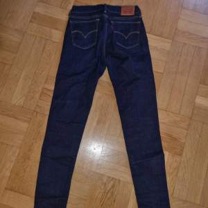 Levis jeans. Mycket fint skick. Strl small. Längd 30. Skinny low waist. 