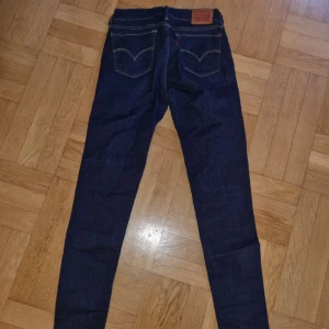 Levis jeans  - Levis jeans. Mycket fint skick. Strl small. Längd 30. Skinny low waist. 