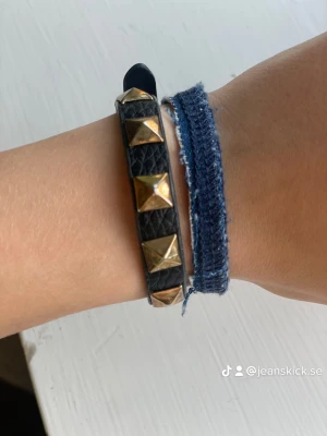 MIAMI - Miami är vårt minsta armband med en mörkblå jeansfärg. Jättefint och kan stylas på hur många sätt som helst💕