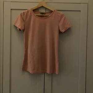 Rosa t-shirt från Tribute - Supersöt t-shirt från Tribute. Skönaste materialet! I riktigt bra skick🫶🏻