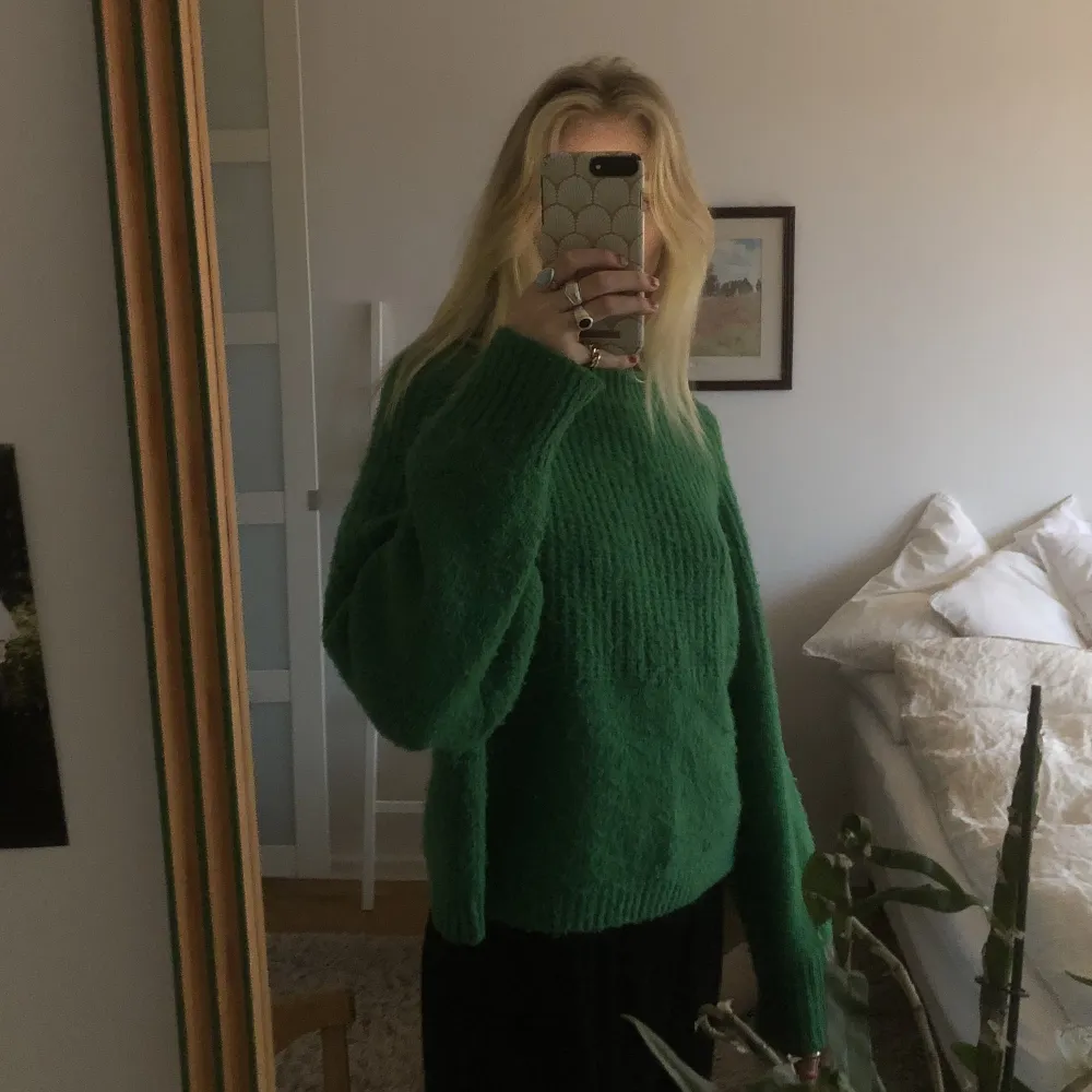en grön stickad tröja som sitter bra på mig som är en s☘️ färgen är som på bild 1. Stickat.