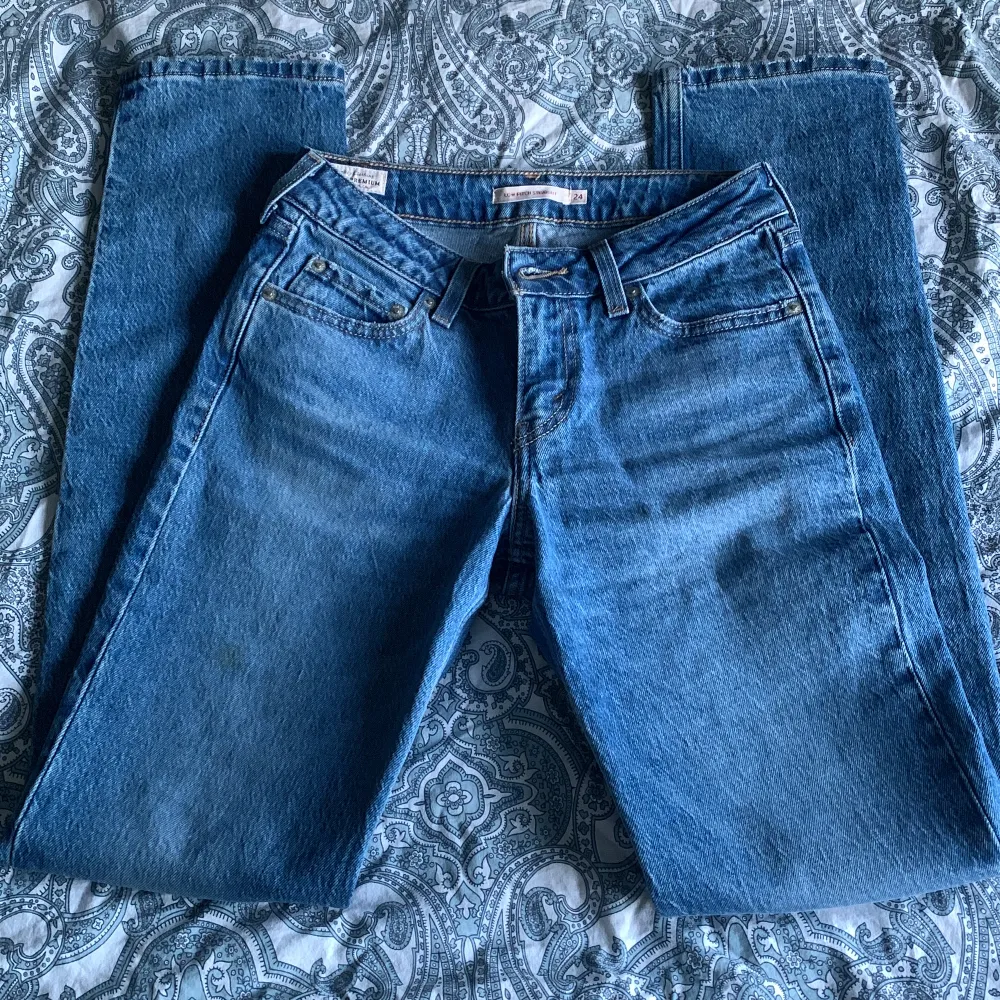 Jättesnygga low Waist levis jeans. Använda 2-3 gånger men dom är tyvärr för små nu💗. Jeans & Byxor.