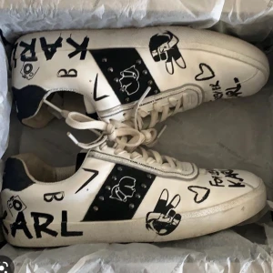Karl Lagerfeldt sneakers - Köpte här på plick för några år sedan💕 Skickar fler bilder om det önskas, tecken på användning finns och det är lite slitna
