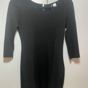 Svart klänning  - Enkel svart klänning med dragkedja på ryggen. Använt ett par få gånger 