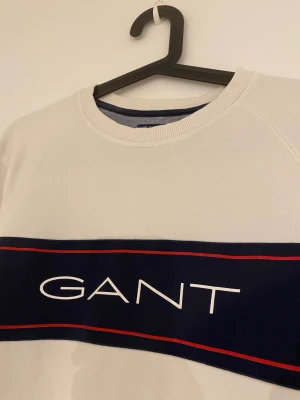 Sweatshirt GANT - Vit sweatshirt från GANT. Knappt använd.