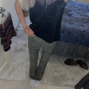 Ormmänstrade byxor - Svin coola byxor med ormmönster, jag ör 175 och innerbenslängden är 83 cm