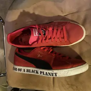 As feta puma x public enemy skor. Kondition: 8/10 använda ett fåtal gånger. Säljs för 230$ på stock X. Säljer för 500 men våga pruta! Size 43 