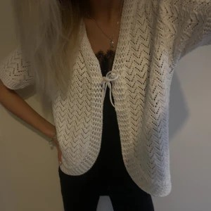 Kortärmad kofta  - Så sjukt snygg kortärmad kofta med knytning, älskar verkligen denna men har några liknande så därför jag säljer denna❤️🥰