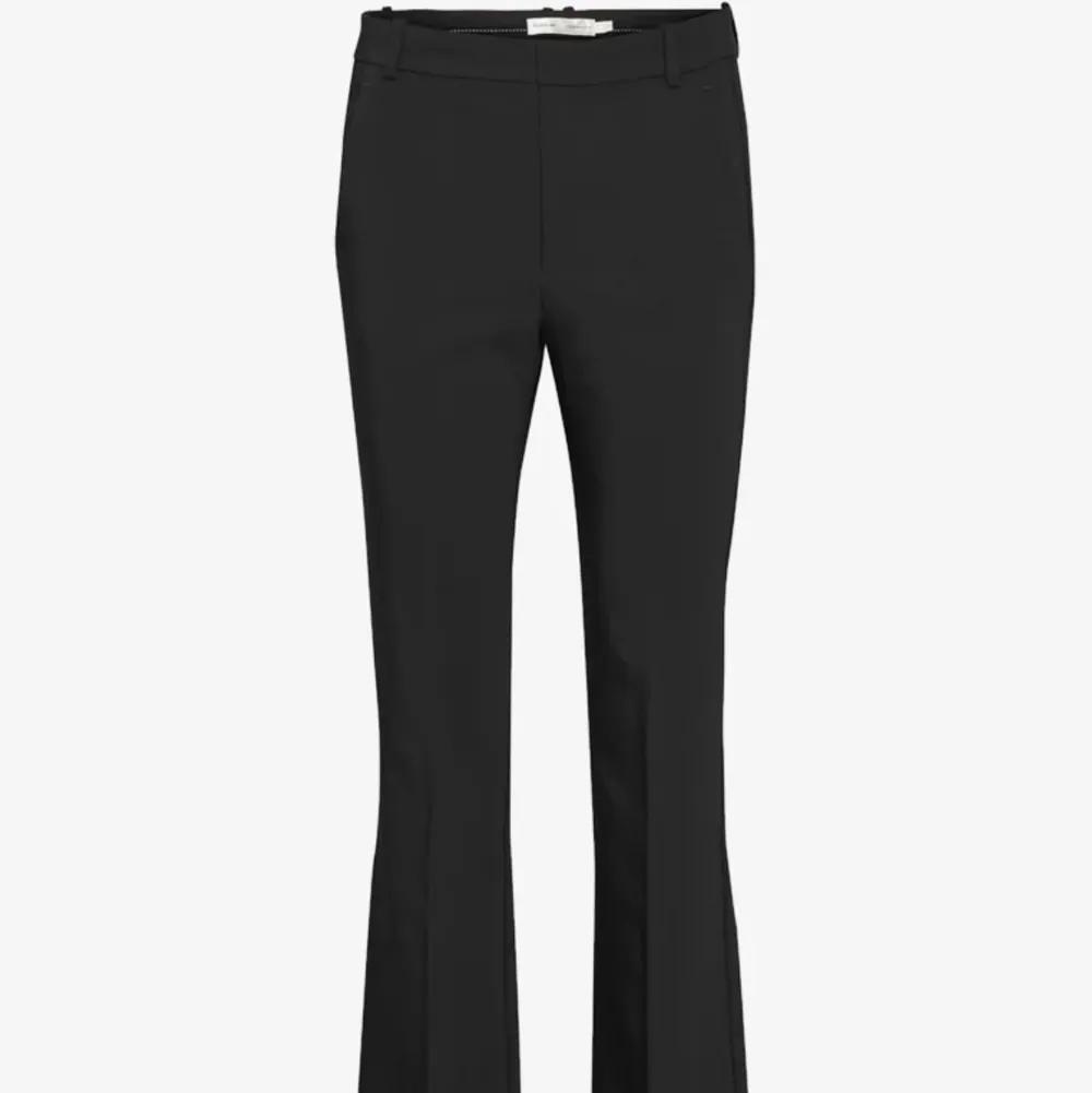 Säljer dessa supersnygga svarta kostymbyxor från Inwear. Mycket bra skick. Nypris 1000kr. Jeans & Byxor.