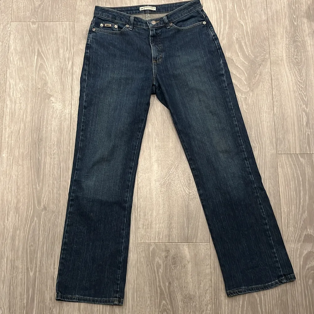 Säljer mina lee jeans pågrund av att dom inte kommer till användning längre dom är i väldigt bra skick skriv om ni har någon fråga måtten är 40cm i midjan ytterbenslängden är 104cm och innerbenet är 77cm. Jeans & Byxor.