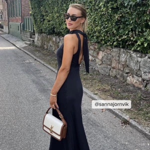 Långklänning NA-KD  - Säljer denna fina mörkblåa klänning som nu inte går att få tag på, i stl 36. Klänningen är från Claire Rose x NA-KD. Den är endast använd vid ett tillfälle. Nypris är 549 men säljer den för 400. 