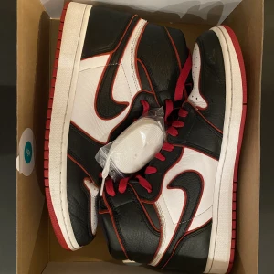 Jordan 1 Bloodline - AIR JORDAN 1 RETRO HIGH OG ”Bloodline” Storlek 44 Väldigt bra skick, använda lite. Kartong & vita extra snören medföljer! Skriv för frågor eller mer bilder.
