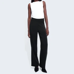 Kostymbyxor bikbok - Använt ett fåtal gånger och sitter sjukt fint har ett till par därför jag säljer dessa   Dessa är petite modellen och sitter perfekt på mig som är 160  Pris går att diskuteras :)  Ord pris: 399