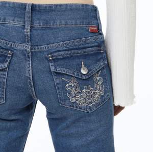 Säljer dessa flare low jeans från hm i vanlig blå färg. Dom är i storlek 34 men skulle säga att dom passar folk som har 36 också. Har köpt dom här på plick men säljer dom för att dom var för stora. Dessa jeans är slutsålda överallt därav priset. 