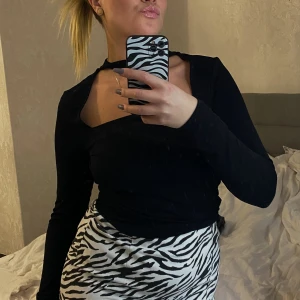 KJOL  - Säljer denna kjol från shein.. storlek M men den sitter som en S! 🦓 50 kr för bara kjolen 65kr för kjolen + skalet (iPhone 11 PRO) 📌KÖPAREN STÅR FÖR FRAKTEN📌