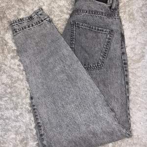 Ett par jätte fina gråa jeans från Gina orginal pris 499 tror jag säljer för 250+ frakt, säljer för att jag ej kan ha dem längre  TRYCK EJ PÅ KÖP! kontakta mig i chatten!