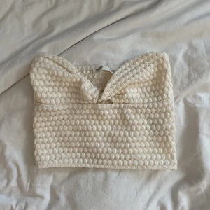 Pull&bear sommartopp - Återpublicerad pga oseriösa köpare! Säljer denna vita toppen från pull&bear i storlek S, endast använd en gång. Om du har övriga frågor eller vill ha fler bilder är det bara att hmu! KÖP DIREKT: 100kr, fraktkostnad 30kr eller 54kr (spårbar frakt)