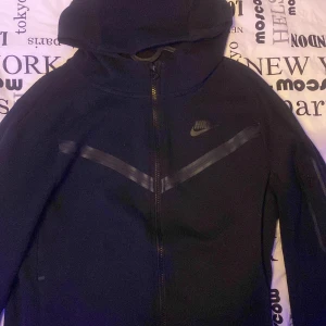 Nike tech  - Säljer denna Nike tech pga att den inte kommer till användning 😊