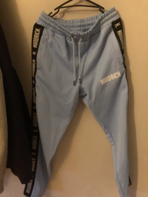 Hoodrich mjukisbyxor - Använda max 2 gng. Turkosa. Dragkedjefickor på sidorna och även en ficka nere vid ungefär knät