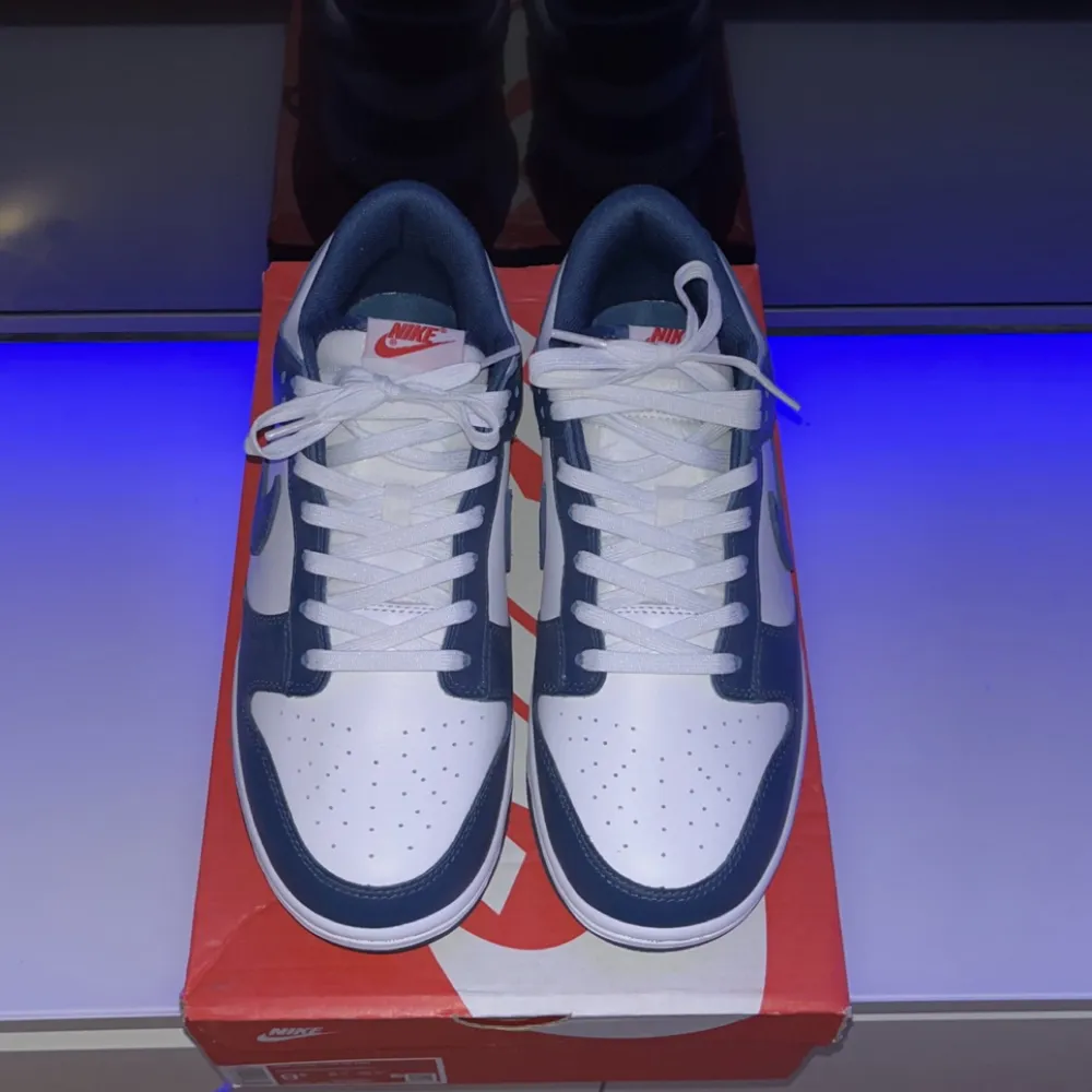 Oanvänd och bra replica/kopia av Nike Dunk ’Valerian Blue’. Box tillkommer med skorna som inte har tecken på användning för de är nya, vilket också ger skorna ett skick på 10/10.  . Skor.