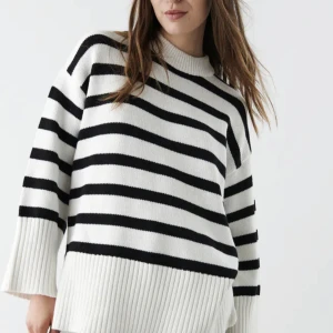 Randig stickad tröja  - Randig tröja från Gina Tricot. Nästan aldrig använd, så fint skick. Köpare står för frakten!💕