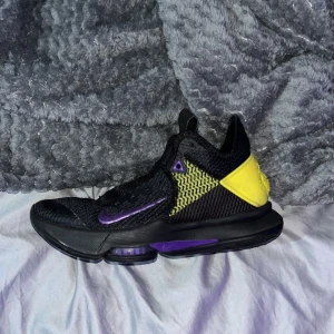 Lebron witness 5 lakers away - Använda Snören ingår men inte lådan