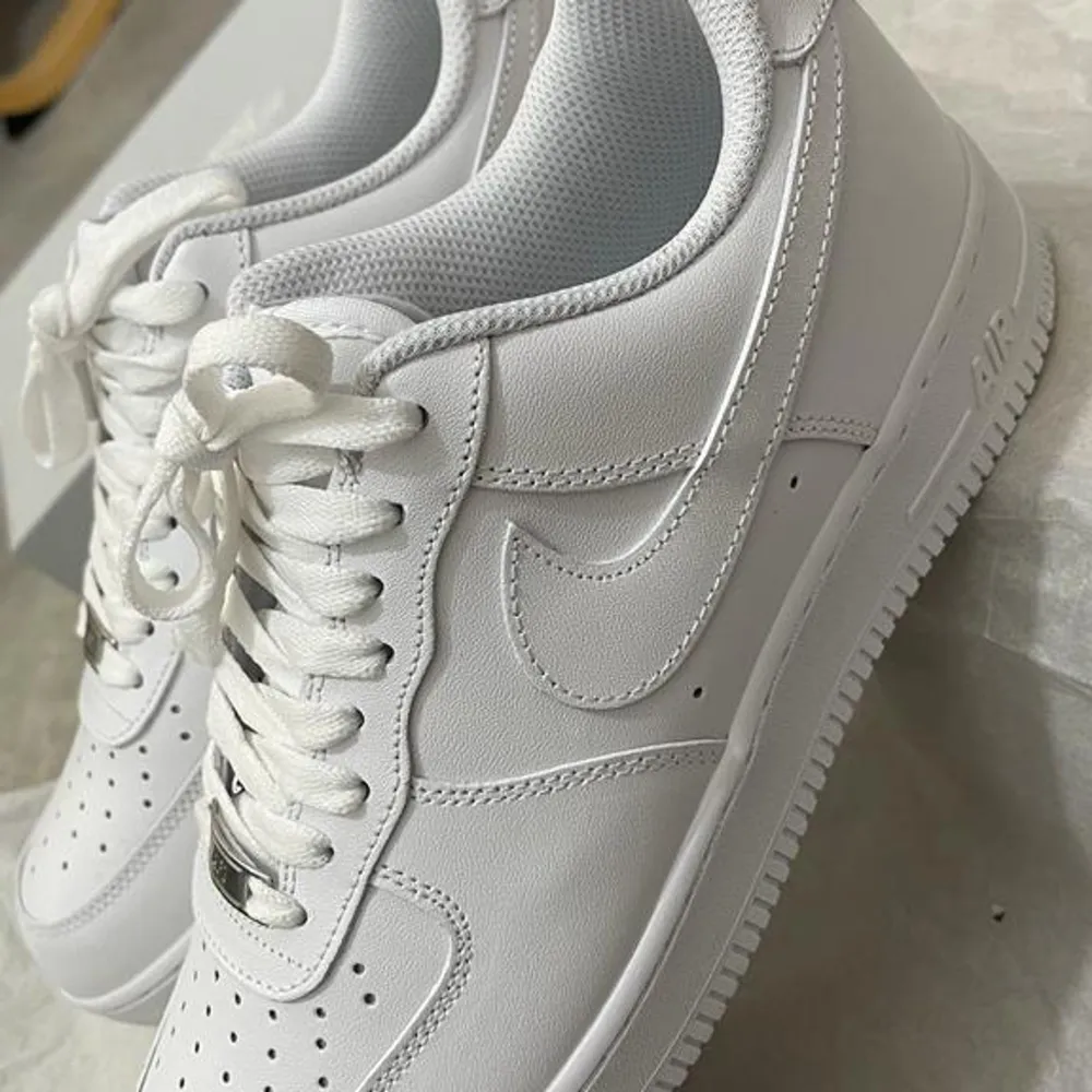 Nike air force 1 vita färg. Storlek 42 Kvitto finns . Skor.