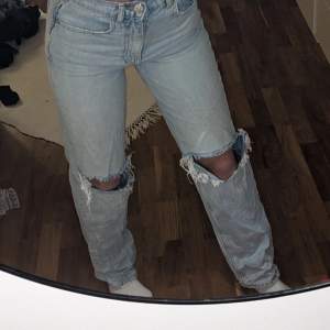 Säljer ett par ljusblåa jeans från Gina. Inga defekter och säljer pga att de är för små o att ja inte använder de längre, sitter precis vid foten för mig som är ca 171 men skriv för fler mått💖