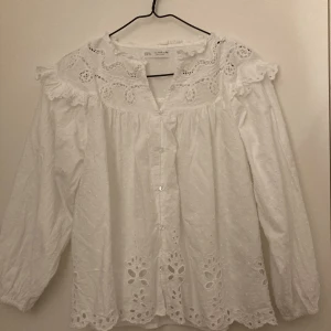 Zara blus - Säljer denna blus ifrån zara då den inte kommer till användning💕 endast använd 1 gång!💕 storlek 152cm, och passar mig som är XS/S💕