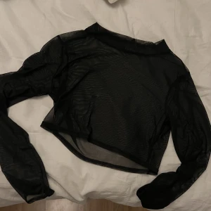 Genomskinlig topp - Skulle säga att det är storlek xs/s, på mig är den väldigt kort, ni ser nog vart den slutar på bild 2. Bra skick och en fin topp att ha på partajjj! 50kr inkl🤍