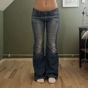 Superfina lågmidjade blå jeans! Midjemått: 80 cm innerbenslängd: 76 cm  Jag på bilden är 160 cm! Skriv om du har fler frågor🫶