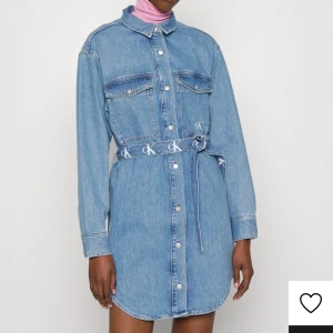 Calvin klein dress , denim , ny - Jättefin jeansklänning från calvin klein. Helt ny med lappen kvar. Storlek L. Rymlig och har knappar fram samt ett skärp i midjan. Passade tyvärr inte mig.   Ge mig ett bud om du är intresserad :)