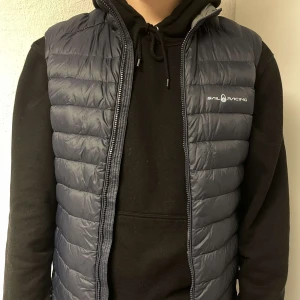 Sail racing väst - Sail racing väst med endast ett litet hål på insidan (se bild 3), annars bra skick! Storlek L. Pris 299kr. Skriv privat vid intresse!⭐️