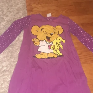 Barnpyjamas💞 - Två supergulliga bamsepyjamaser, använda men fortfarande i perfekt skick. Priset är per styck 💕