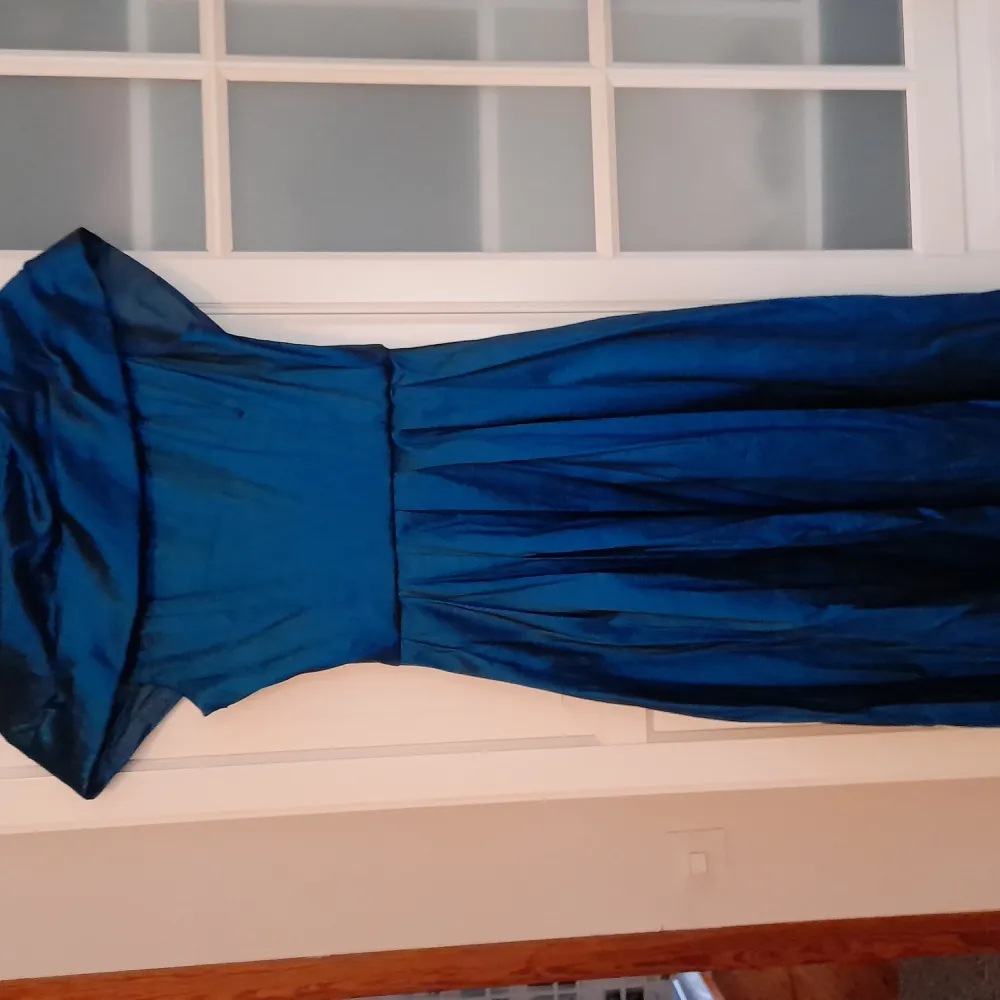 Vacker välsydd skimrande 50-tals festklänning från Lindybop, använd en gång. Vid kjol, tillhörande vid underkjol medföljer.. Klänningar.