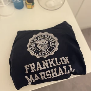 Blå hoodie storlek S - Blå hoodie, storlek S.